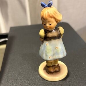 Vintage M.I. Hummel Club Goebel Figurine “Two Hands, One Treat” Germany